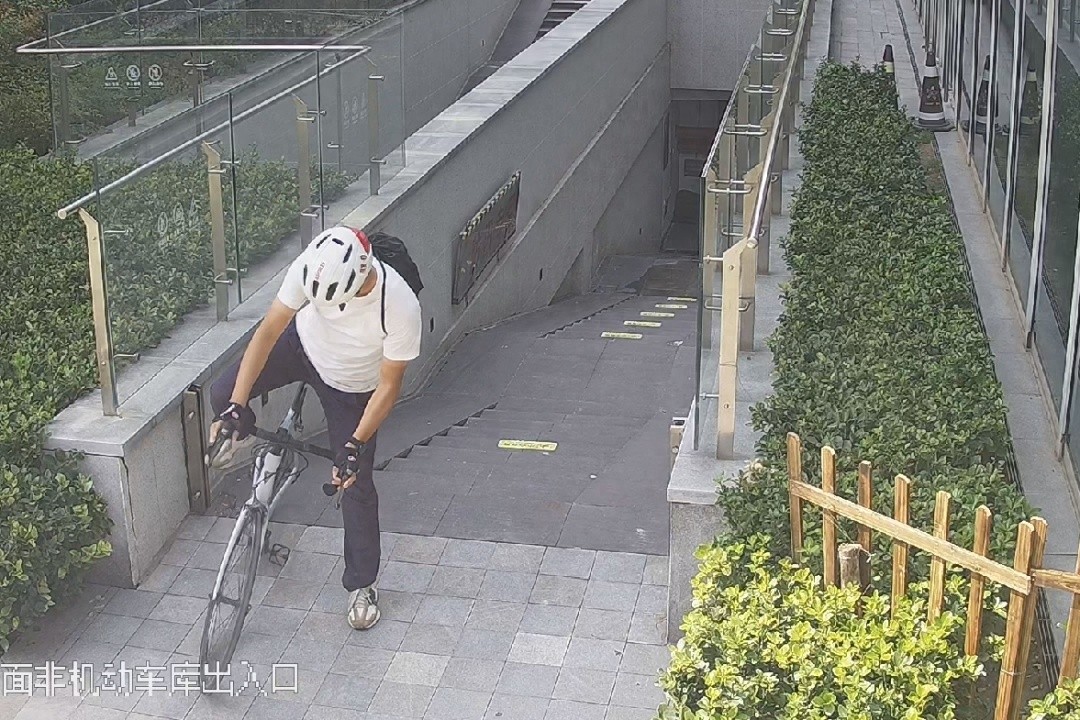 徐汇警方破获价值万元公路自行车盗窃案，犯罪嫌疑人骑行17公里被抓获