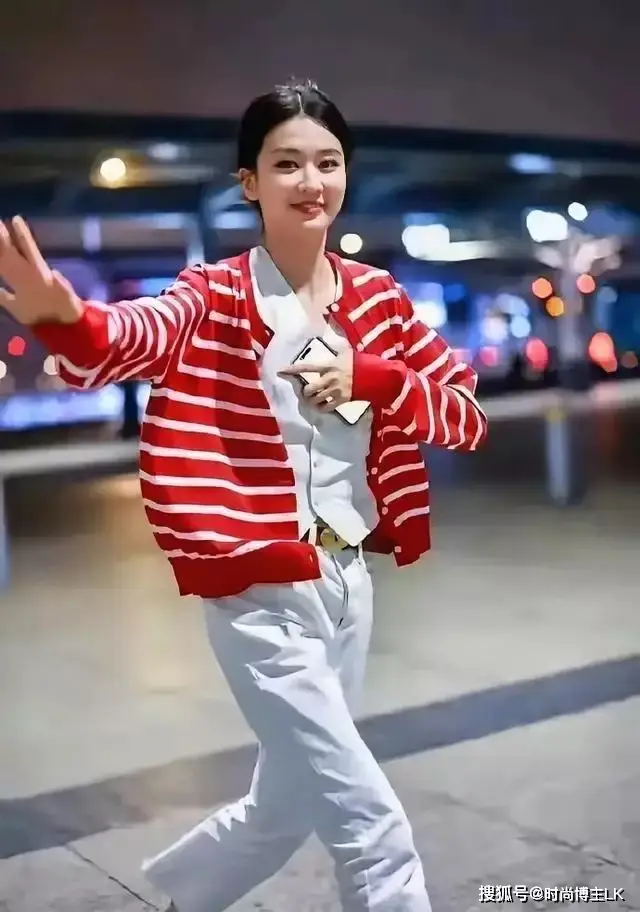 乔欣嫁入豪门后状态大好，31岁穿奶奶衫灵动似少女，简约穿搭展现时尚魅力