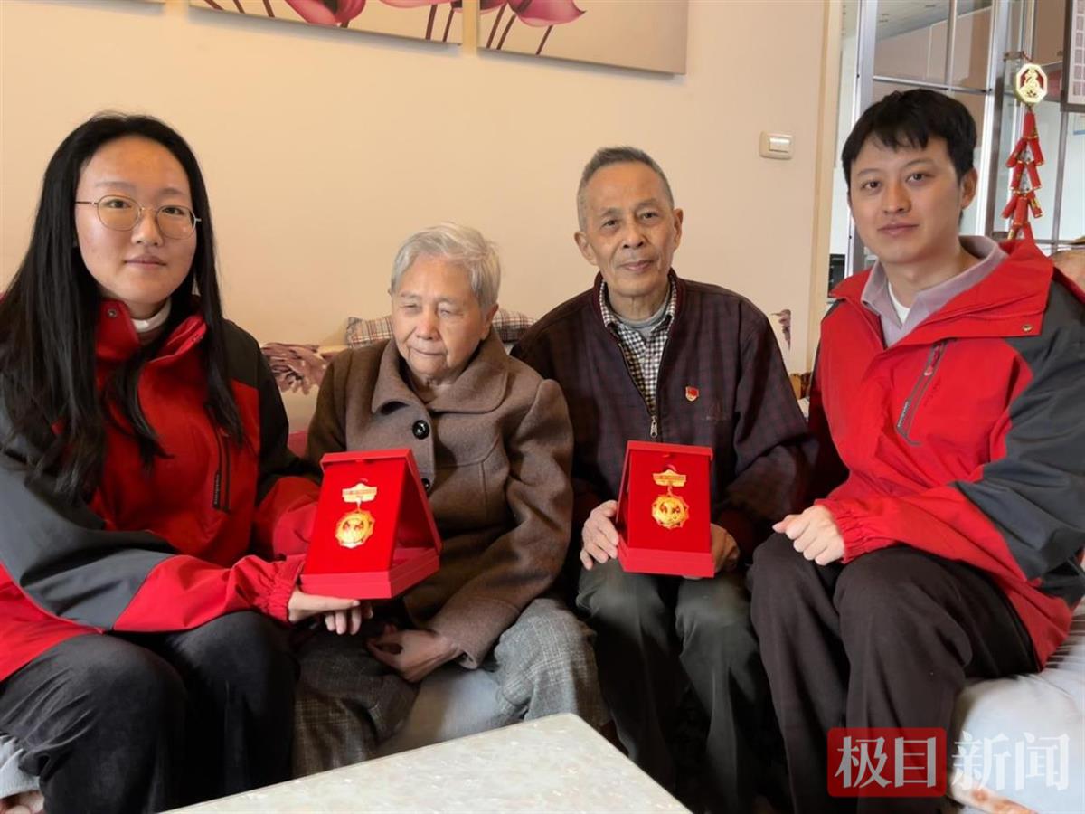 82岁老党员张转运获颁原子弹爆炸60周年纪念章，社区电脑学校义务服务居民  第2张