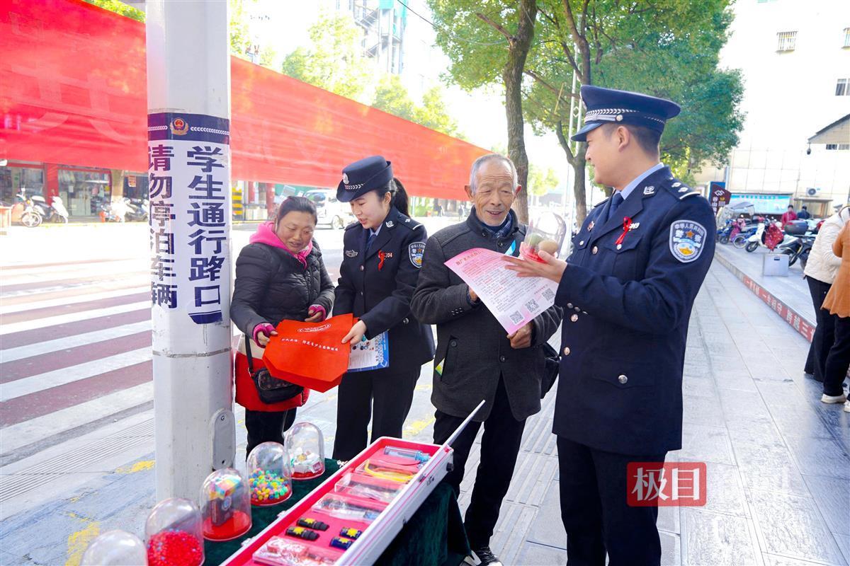 湖北襄阳警方联合疾控中心开展禁毒防艾宣传活动，增强市民拒毒防艾意识  第2张